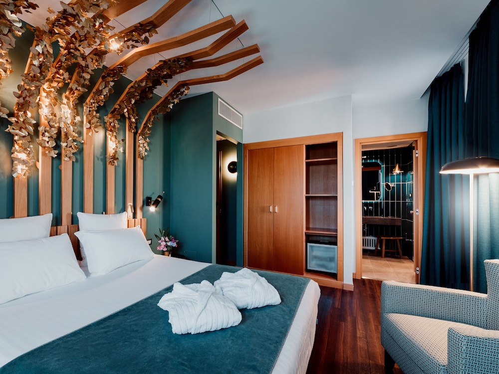 Deluxe Double Room, Balcony - Photo 4