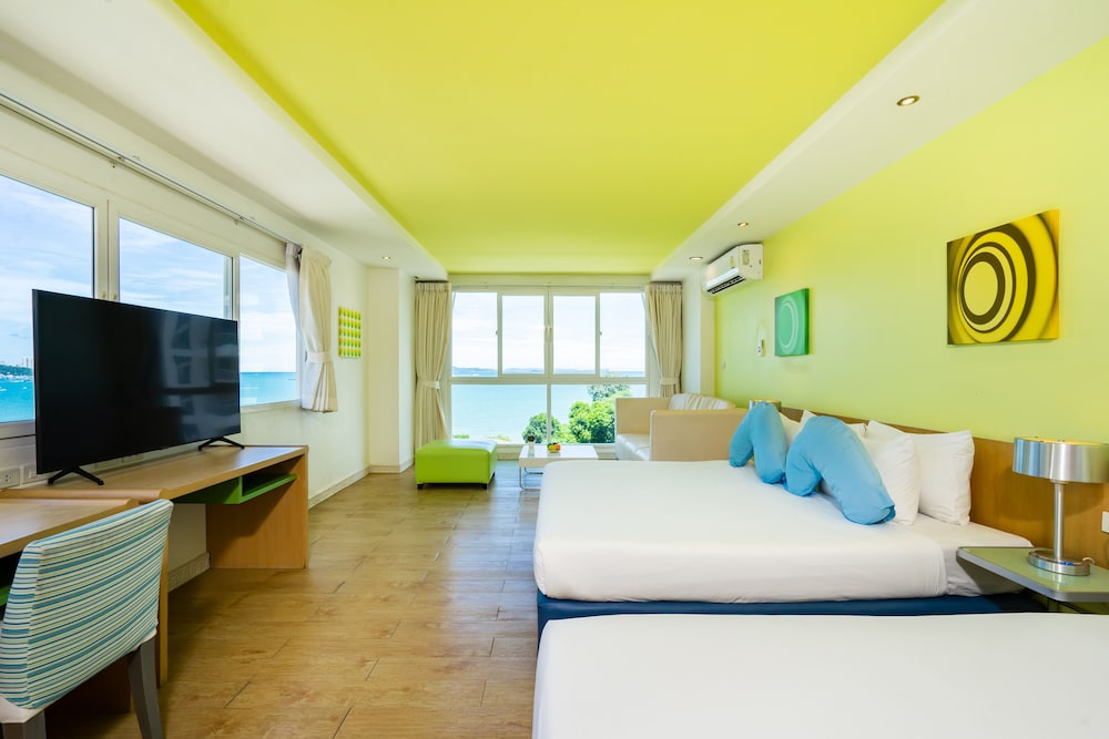 Deluxe Room, Sea View (No Balcony) - Photo 3