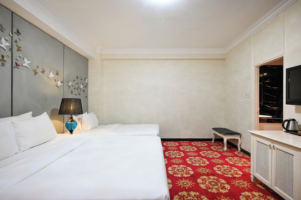 Deluxe Triple Room, No Windows photo 2