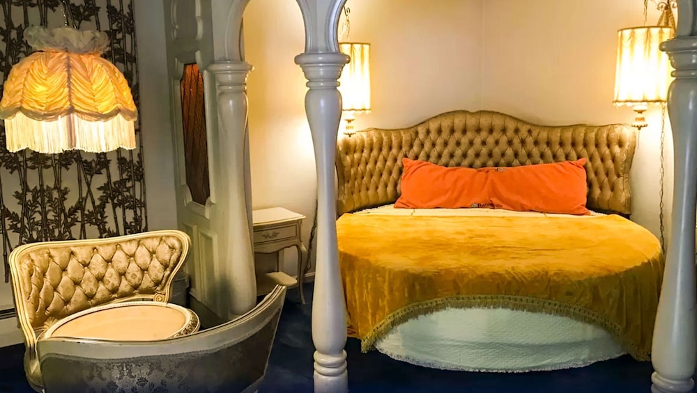 Honeymoon Suite, 1 King Bed, Non Smoking, Bathtub photo 1