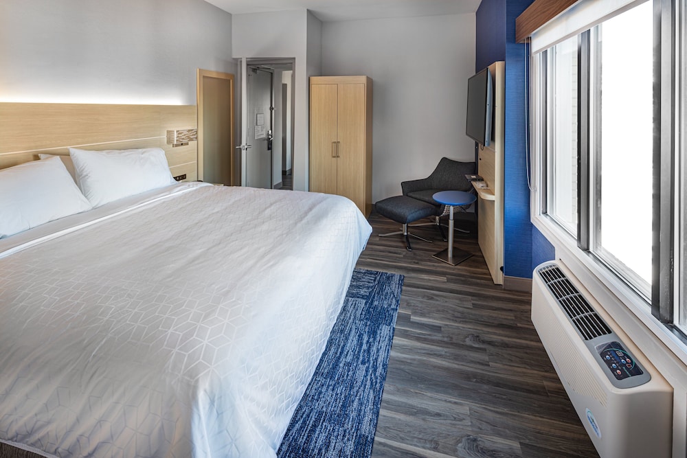 Suite, 1 King Bed, Accessible (Mobility, Accessible Tub) - Photo 4