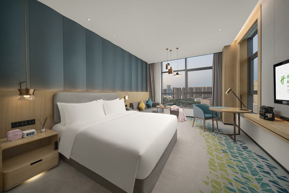 Standard Room, 1 King Bed, Lake View - Photo 4