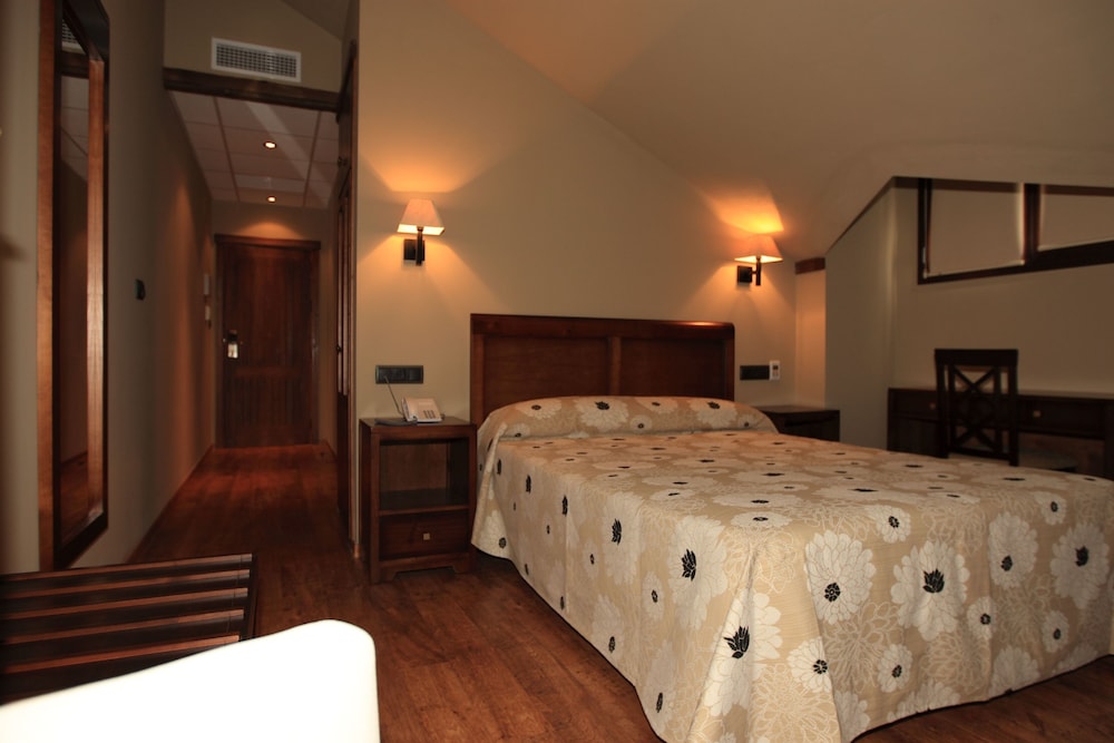 Double or Twin Room - Photo 12