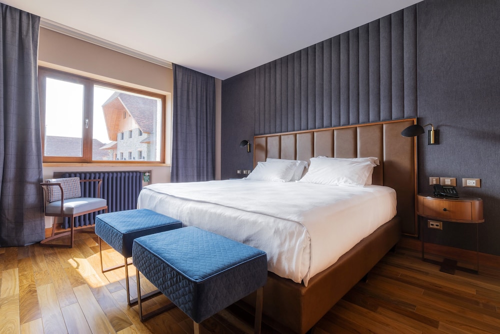 Superior Room, Lake View
