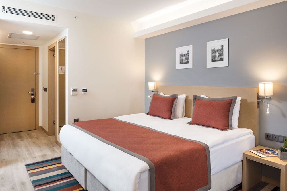 Deluxe Room, 1 King Bed, Non Smoking - Photo 3
