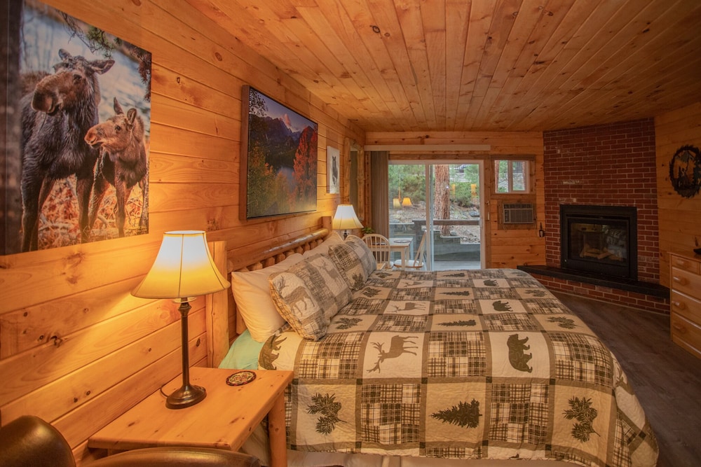 Deluxe Room, 1 King Bed, Fireplace