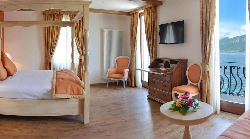 Romantic Studio Suite, 1 Bedroom, Refrigerator, Lakeside photo 2