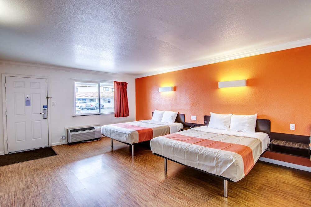 Standard Room, 2 Queen Beds, Accessible, Smoking photo 2