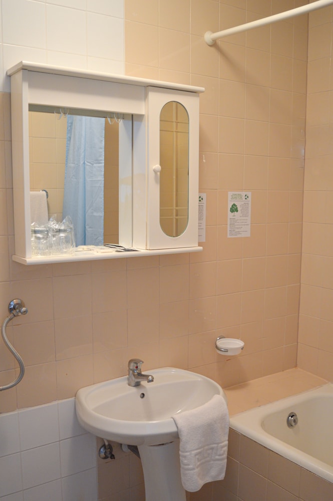 Standard Triple Room, Balcony, Park View photo 3