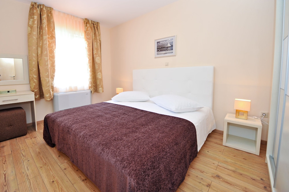 Romantic Apartment, 2 Bedrooms, Pool Access, Sea View