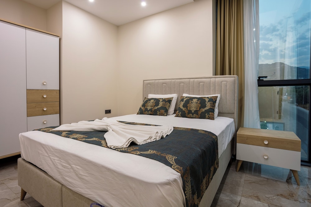 Deluxe Suite, Balcony, Pool View