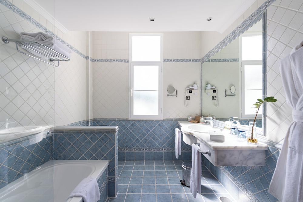 Superior Double Room (1 Adult + 2 Children) thumbnail 5