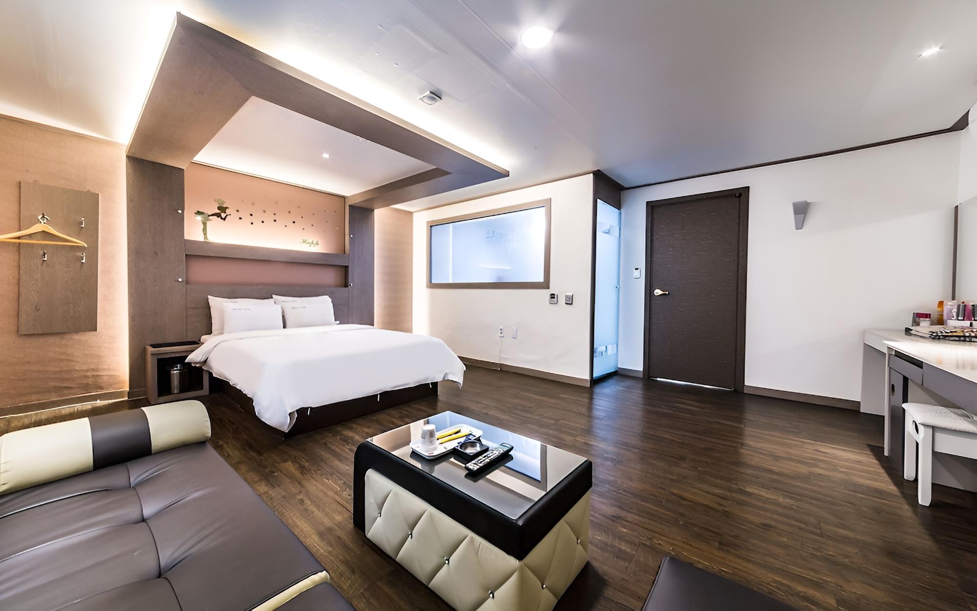 Room (Luxury Suite) photo 2