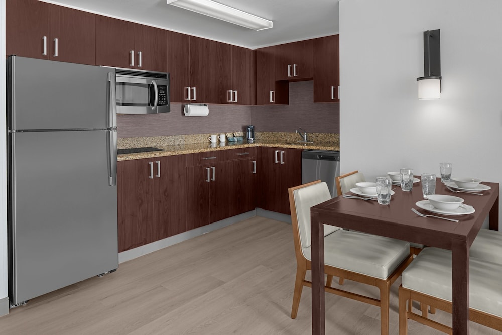 Suite, 1 Bedroom (Mobility/Hearing Access, Roll-in Shwr) photo 3