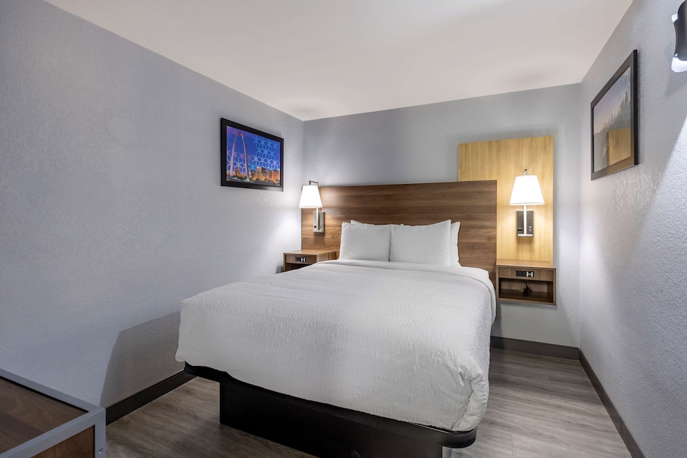 Suite, 1 Queen Bed, Non Smoking, Refrigerator & Microwave - Photo 2