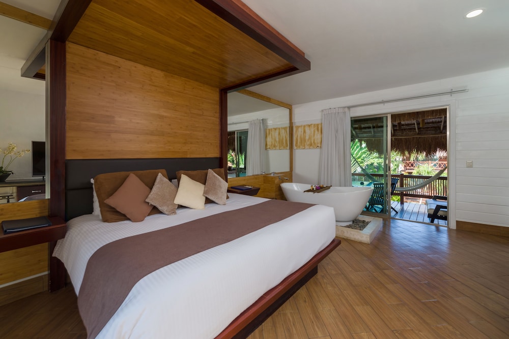 Master Suite with Buffet Breakfast, Spa Access and Daily Massage for Couples