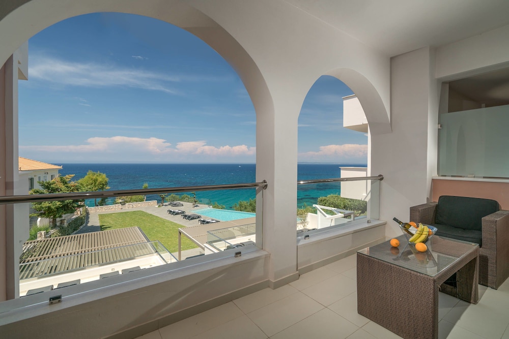 Deluxe Suite, Sea View - Photo 7