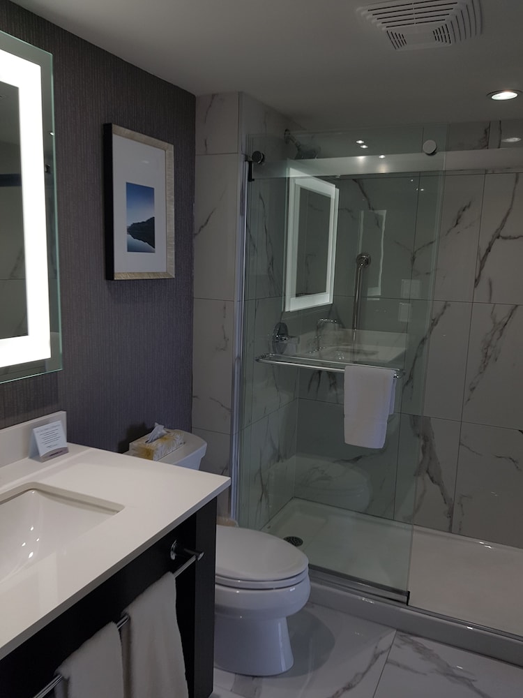 Suite, 1 King Bed, Accessible, Bathtub - Photo 7