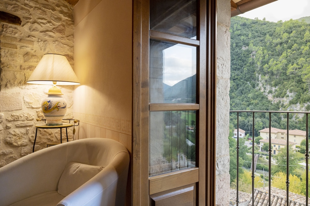 Deluxe Double Room - Photo 13