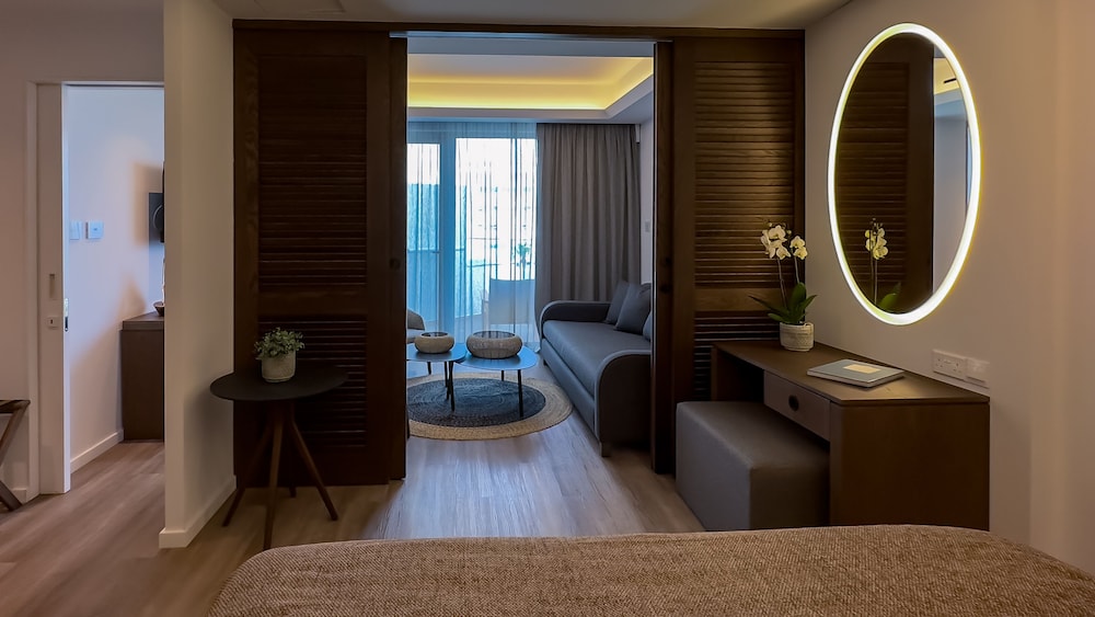 Suite Side Sea view, Pool view