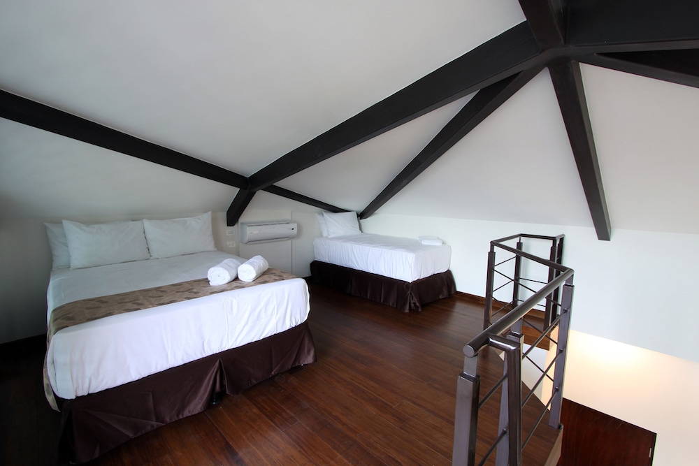 1BR DUPLEX LOFT W/Kitchen, Living room, Loft, 3 balconies photo 3