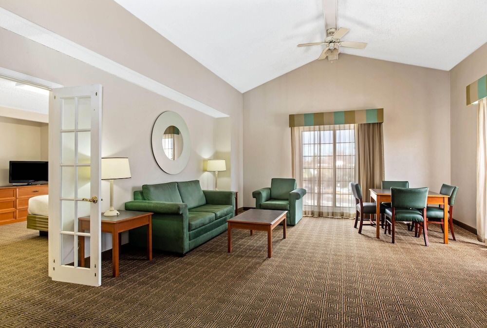 Suite, 1 King Bed, Non Smoking - Photo 1