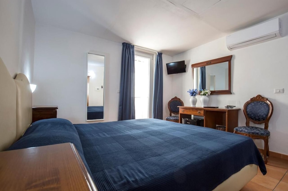 Standard Double or Twin Room - Photo 2