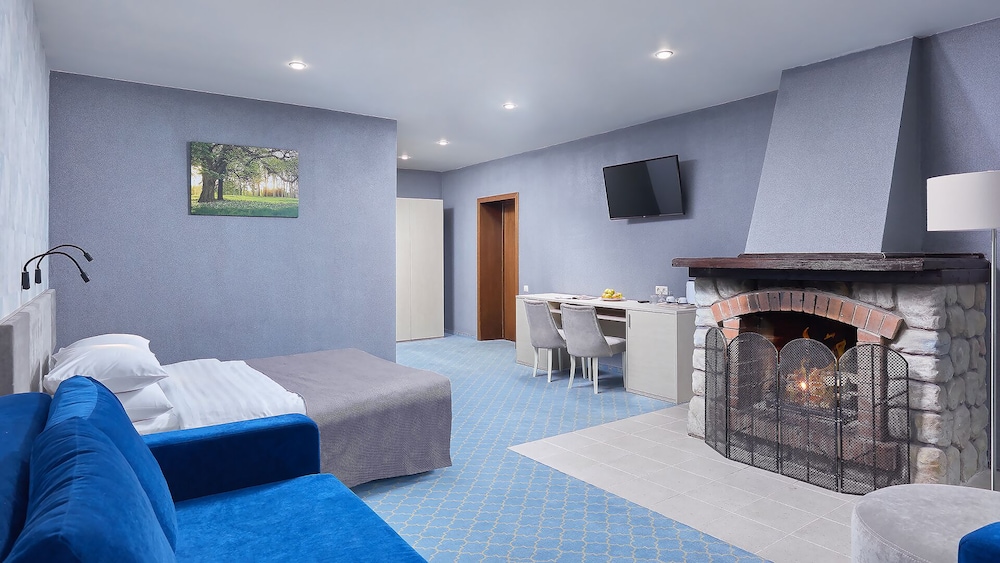 Suite, Fireplace photo 3