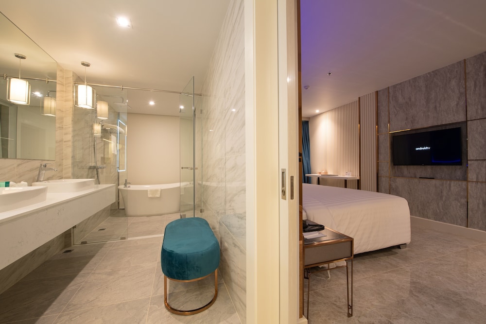 Deluxe Room (DEE Tower) - Photo 9