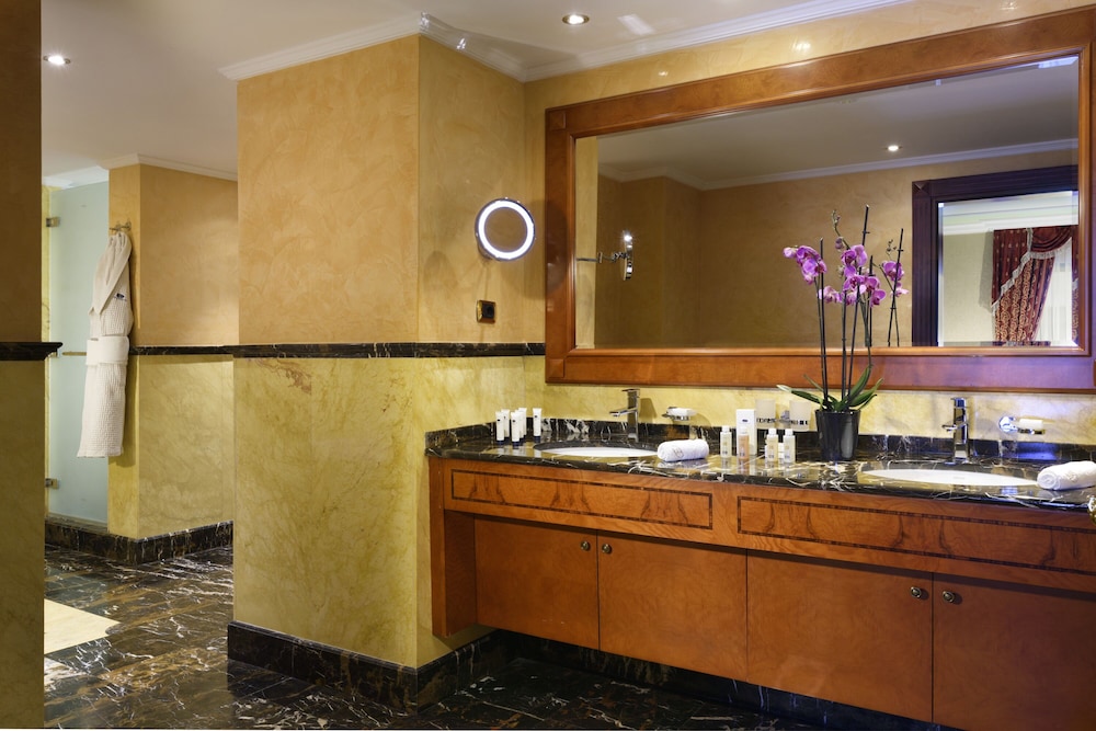 Executive Suite - Photo 4