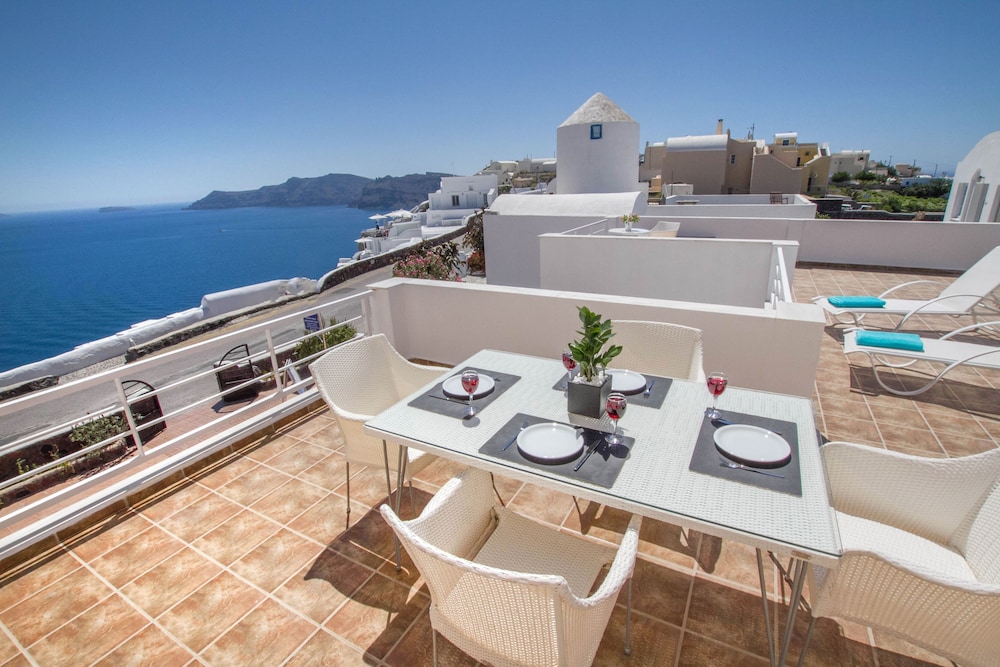 Panoramic Two-Bedroom Villa with Hot Tub and Caldera View (Camellia) photo 2