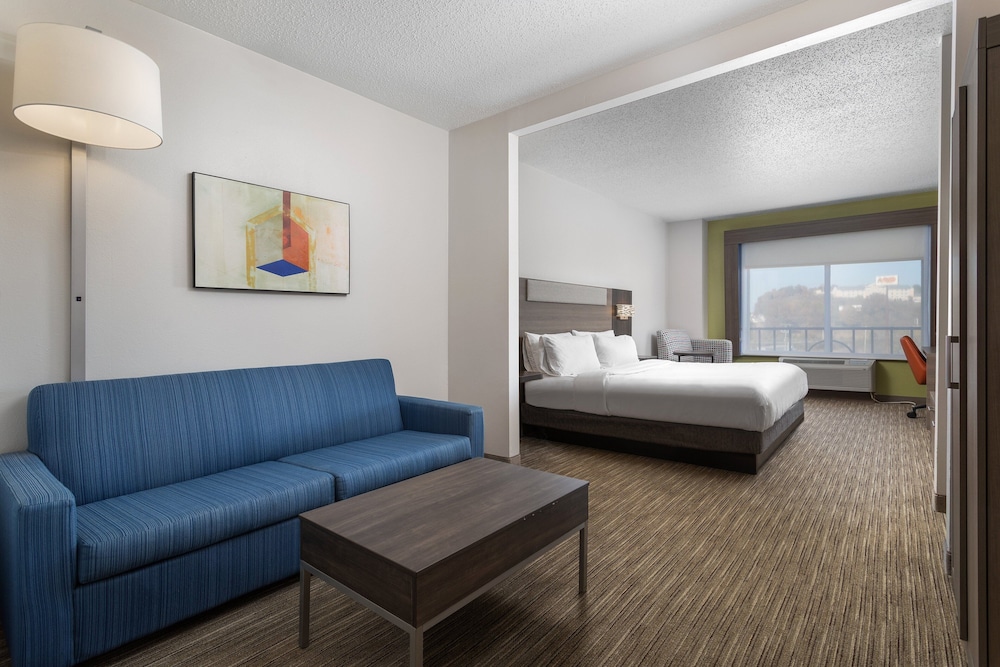 Suite, 1 King Bed with Sofa bed (Wet Bar) - Photo 4