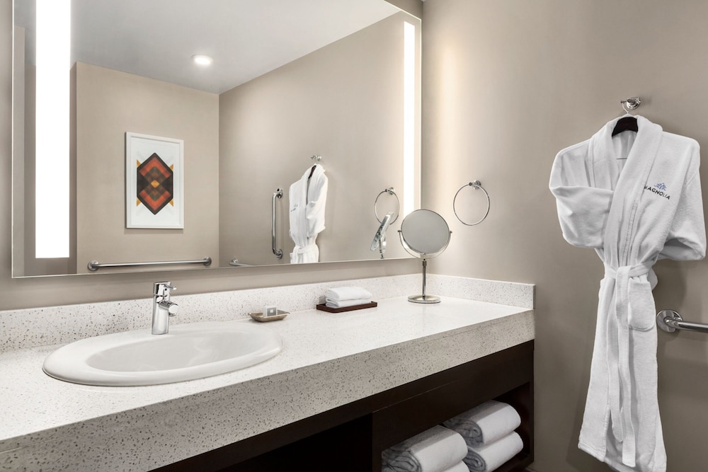 Room, 1 King Bed (Mobility Accessible, Tub) - Photo 10