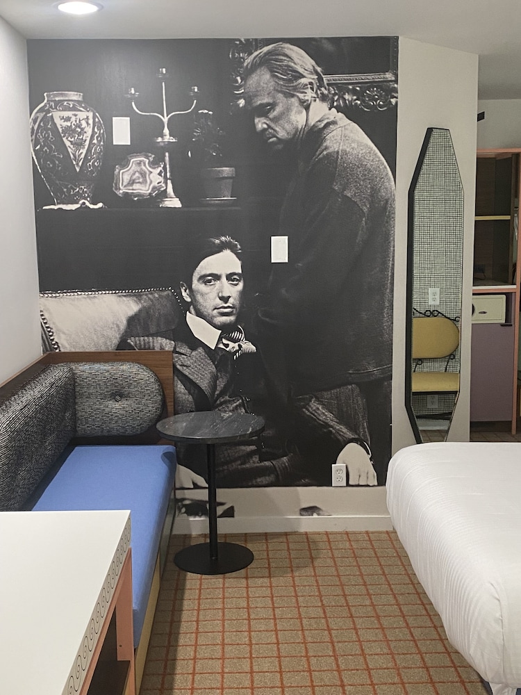 Standard Double Room, 2 Queen Beds thumbnail 6