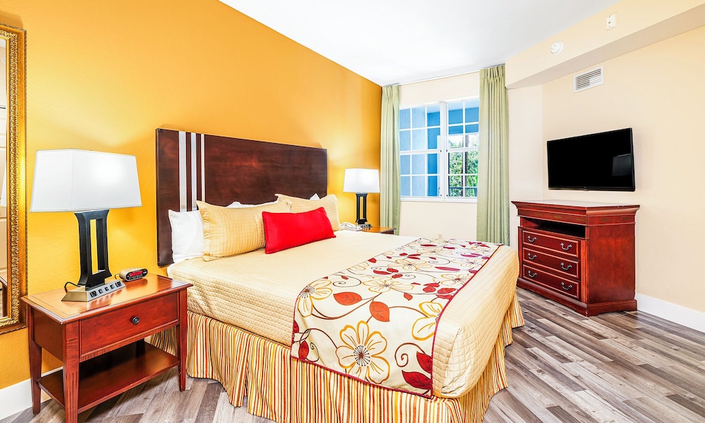 One Bedroom Suite with Pool View photo 2