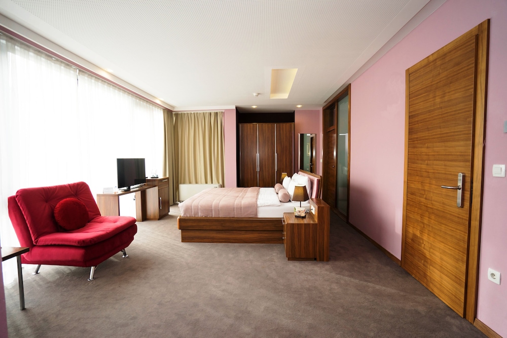 Deluxe Apartment, 1 King Bed, Garden View, Garden Area