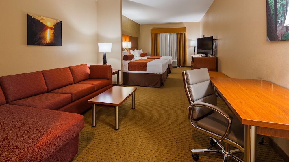 Suite, 2 Queen Beds, Non Smoking, Refrigerator & Microwave photo 2