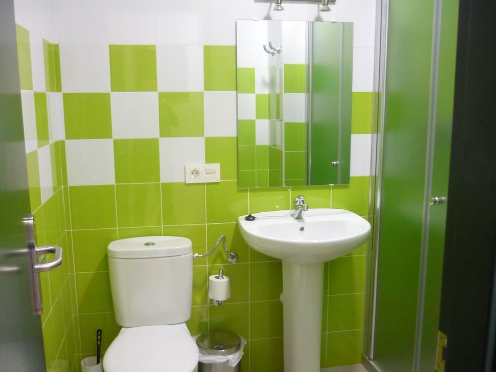 One Bed in a Dorm Room  with Shared Bathroom photo 3