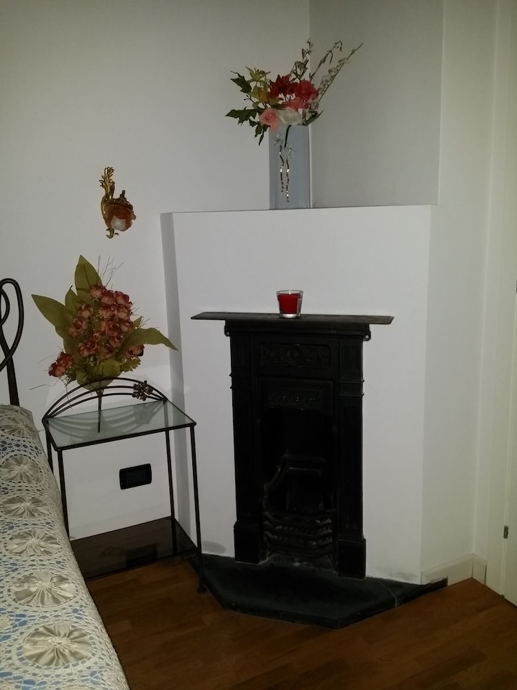 Basic Double Room, 1 Bedroom, Private Bathroom, Courtyard Area (External) photo 3