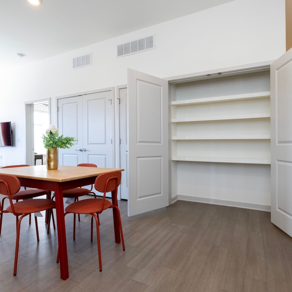 Modern Nulu 2BR Cozysuites 04, Billede 10