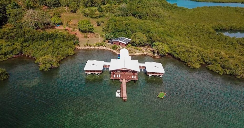 Superior Room. 1 Bedroom, Lagoon View, Over the Water photo 1