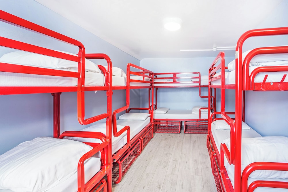 8 Bed Mixed Dorm Lower Floors Shared Bathroom photo 2