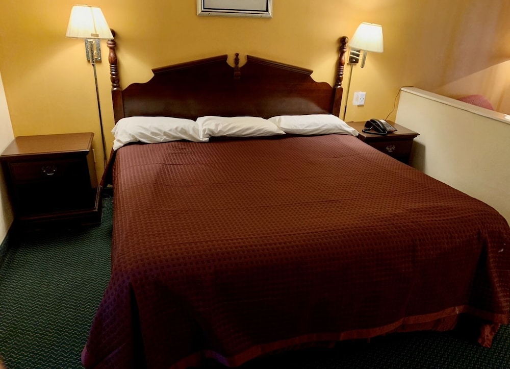 Room, 1 King Bed, Smoking photo 2