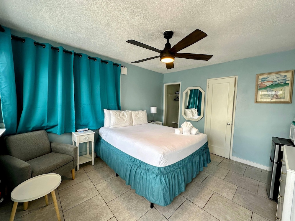Standard Studio, 1 Queen Bed, Courtyard Area