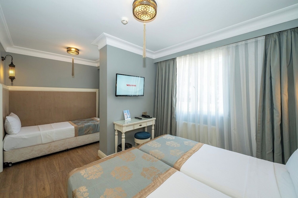 Superior Triple Room, City View photo 3
