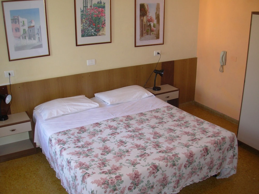 Economy Triple Room photo 1
