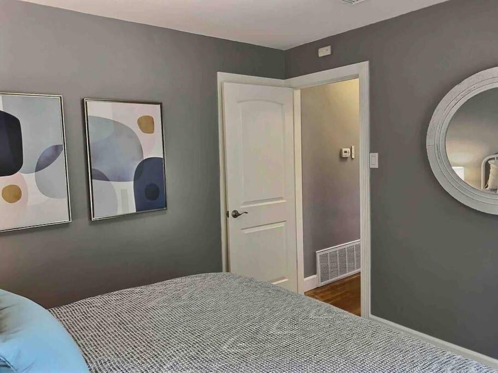 Modern Littleton Cottage 2 Blocks to Main Pets Fenced Backyard Firepit, Bilde 16