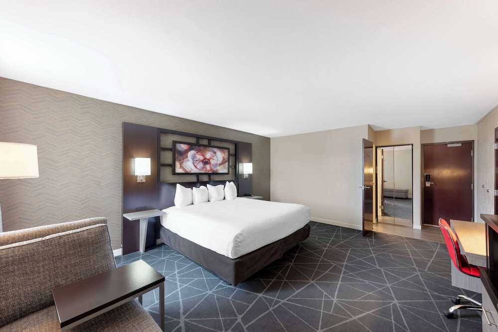 Deluxe Room, 1 King Bed, Non Smoking (Oversized Room) - Photo 3