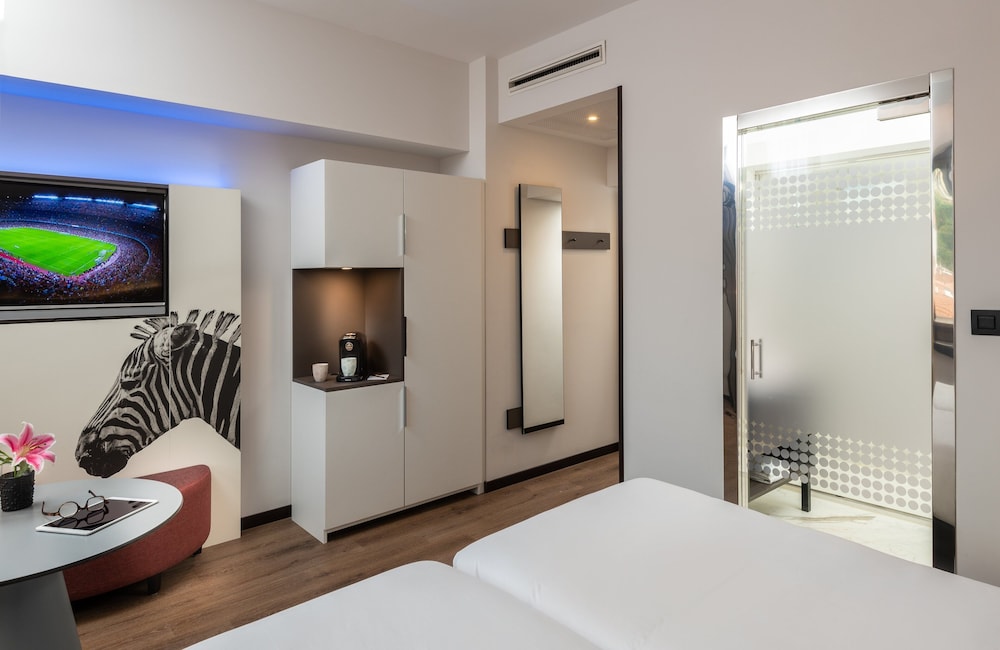 Double Room (Down To Earth) thumbnail 5