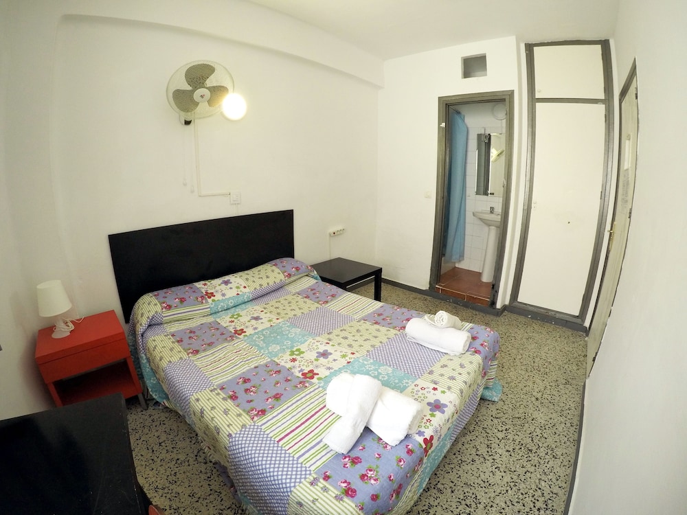 Cama doble con ducha y baño compartido